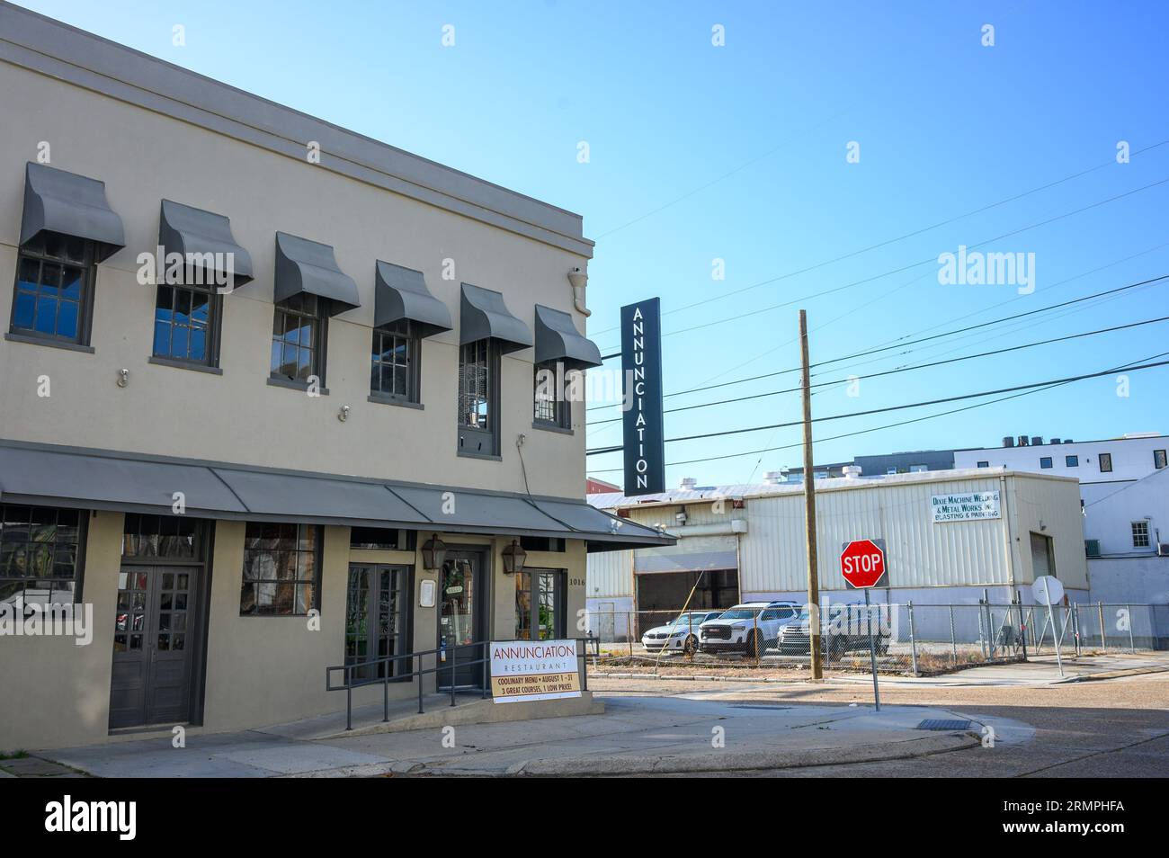 NEW ORLEANS, LA, USA - 22. AUGUST 2023: Eintritt zum Restaurant Annunciation im Warehouse District Stockfoto