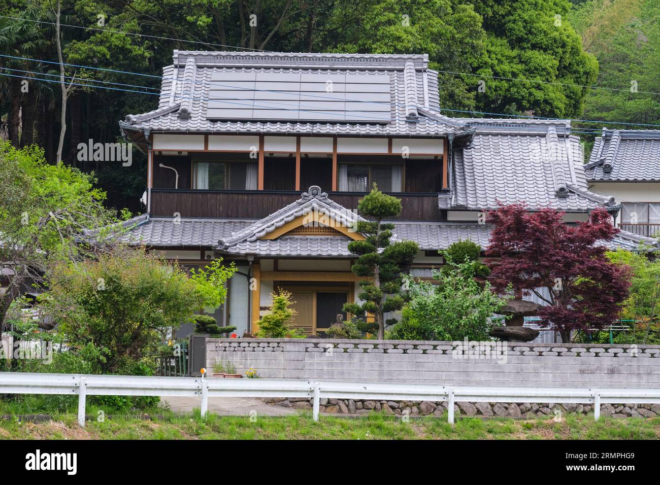 Japan, Kyushu. Haus mit Sonnenkollektoren, in der Nähe von Bungo-Takada, Präfektur Oita, Halbinsel Kunisaki. Stockfoto