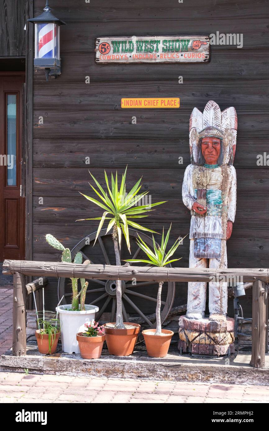 Japan, Kyushu.Bungo-takada Street Scene. Ladenwerbung, Friseur-Shop-Symbol. Stockfoto