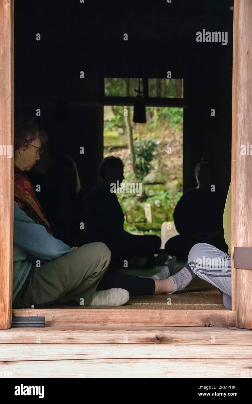 Japan, Kyushu. Morgenmeditation im buddhistischen Fuki-JI-Tempel, Kunisaki-Halbinsel, Präfektur Oita. Stockfoto