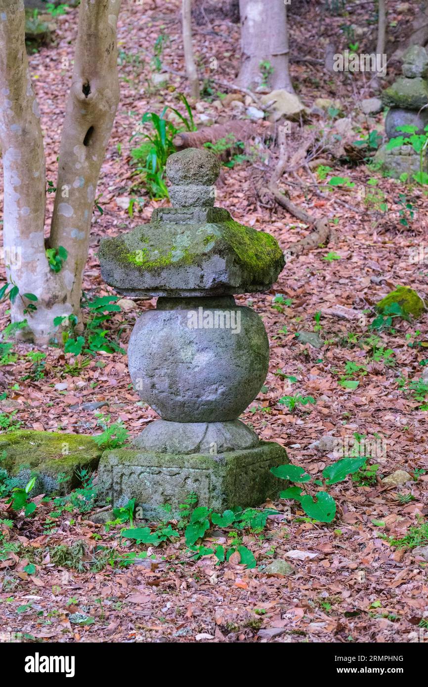 Japan, Kyushu. Fuki-JI-Tempel, buddhistische Skulptur, die von oben nach unten Luft, Wind, Feuer, Wasser, Erde. Halbinsel Kunisaki, Präfektur Oita. Stockfoto