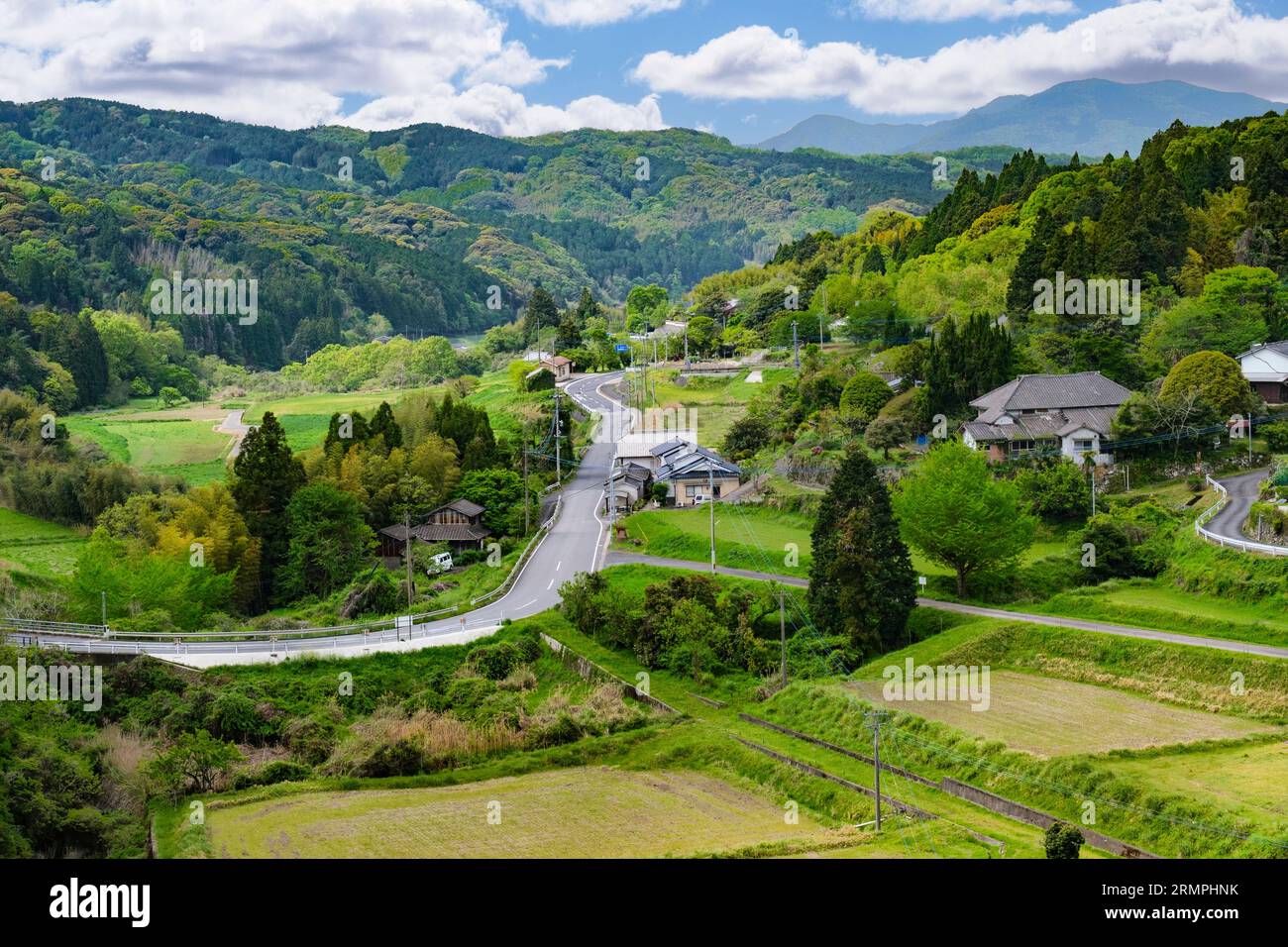 Japan, Kyushu. Malerischer Blick vom Trail in der Nähe des Yayama Mountain auf dem Weg zum Choan-JI-Tempel. Stockfoto