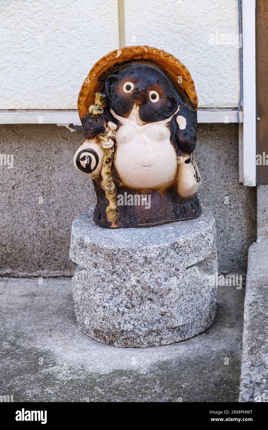 Japan, Kyushu. Kitsuki. Waschbären-Hunde (Tanuki) Willkommen Besucher in den Häusern. Stockfoto