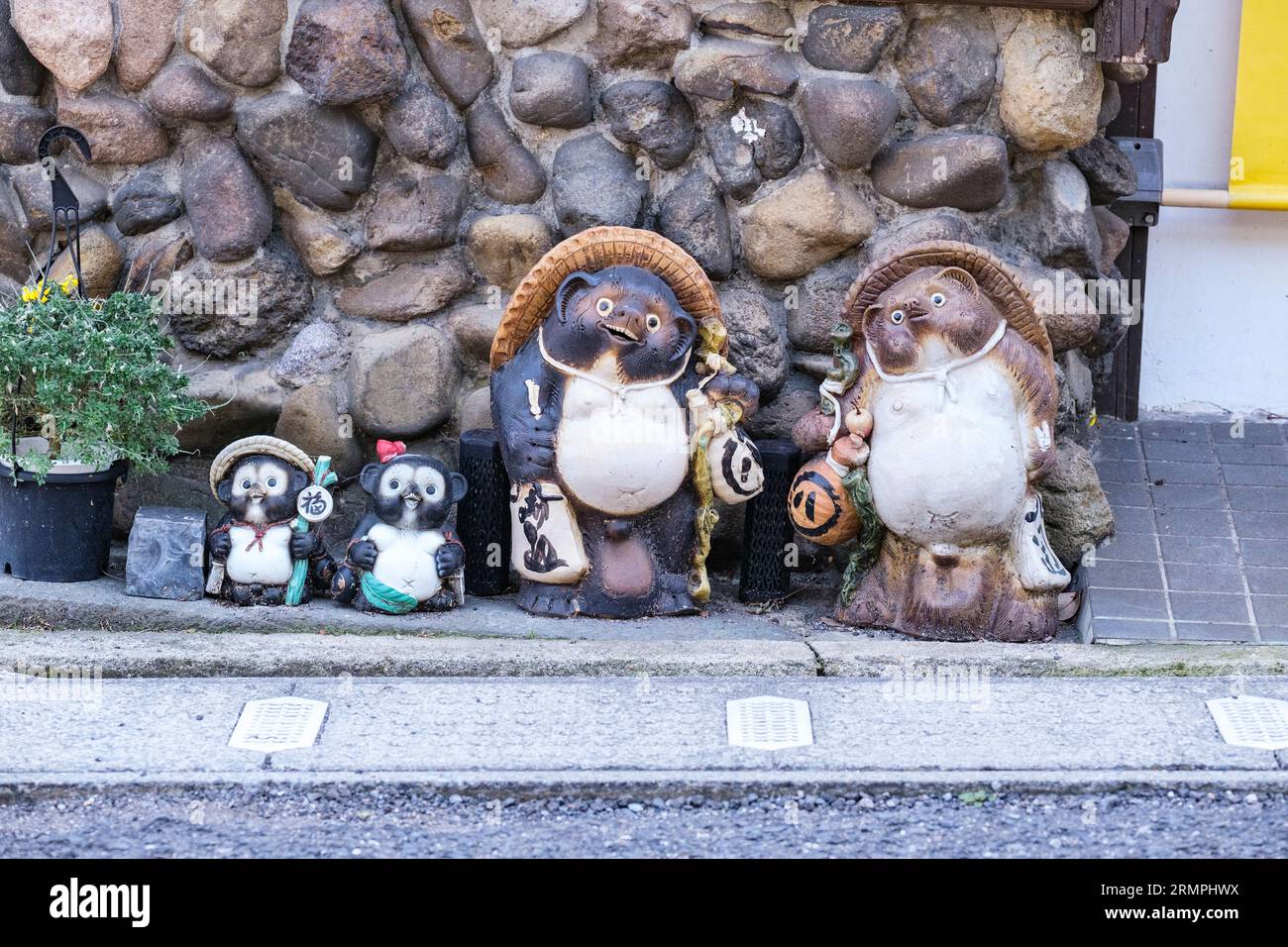 Japan, Kyushu. Kitsuki. Waschbären-Hunde (Tanuki) Willkommen Besucher in den Häusern. Stockfoto