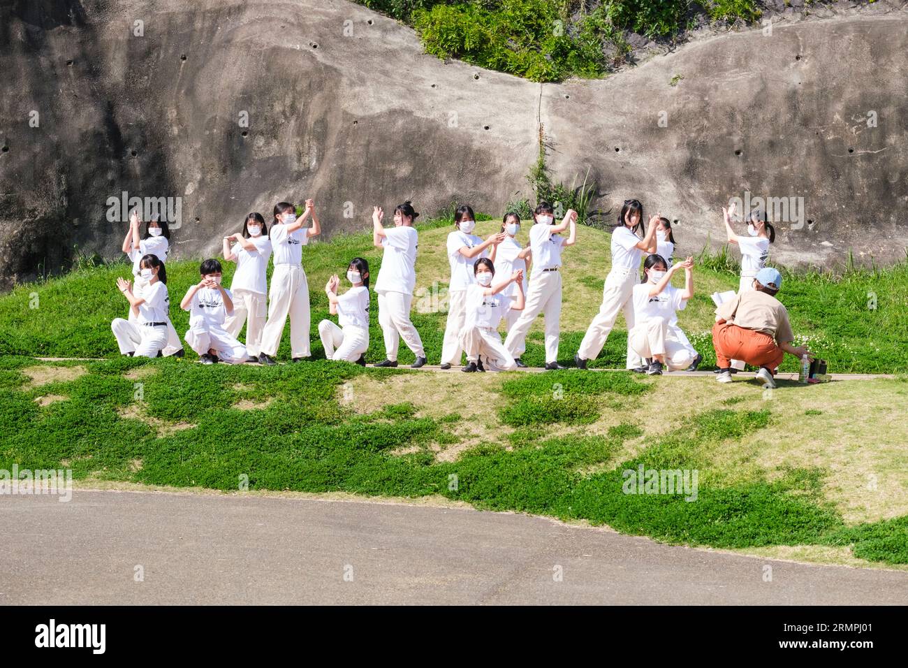 Japan, Kyushu. Kitsuki. Schulmädchen üben für eine bevorstehende Performance. Stockfoto