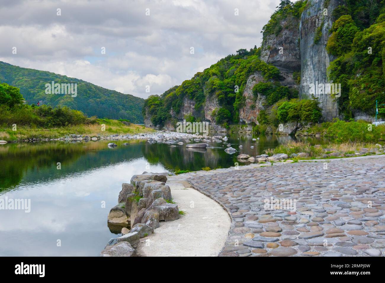 Japan, Kyushu, Yabakei Region. Malerischer Blick auf den Yamakuni River Trail. Stockfoto