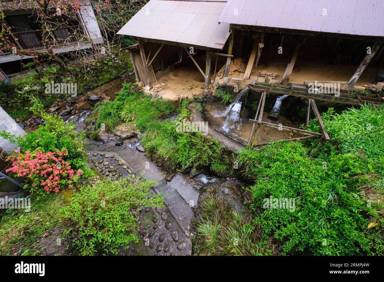 Japan, Ontayaki Village, Yabakei Region. Mit fließendem Wasser betriebener Pound Clay für Töpferhersteller. Stockfoto