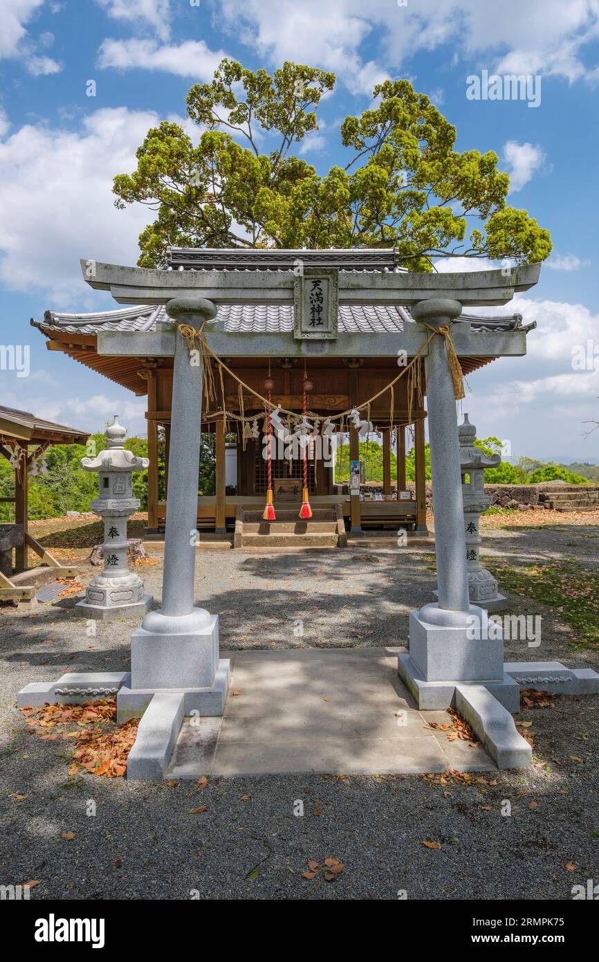 Japan, Kyushu. Shinto-Schrein auf dem Gelände von Oka Castle, Präfektur Oita. Stockfoto