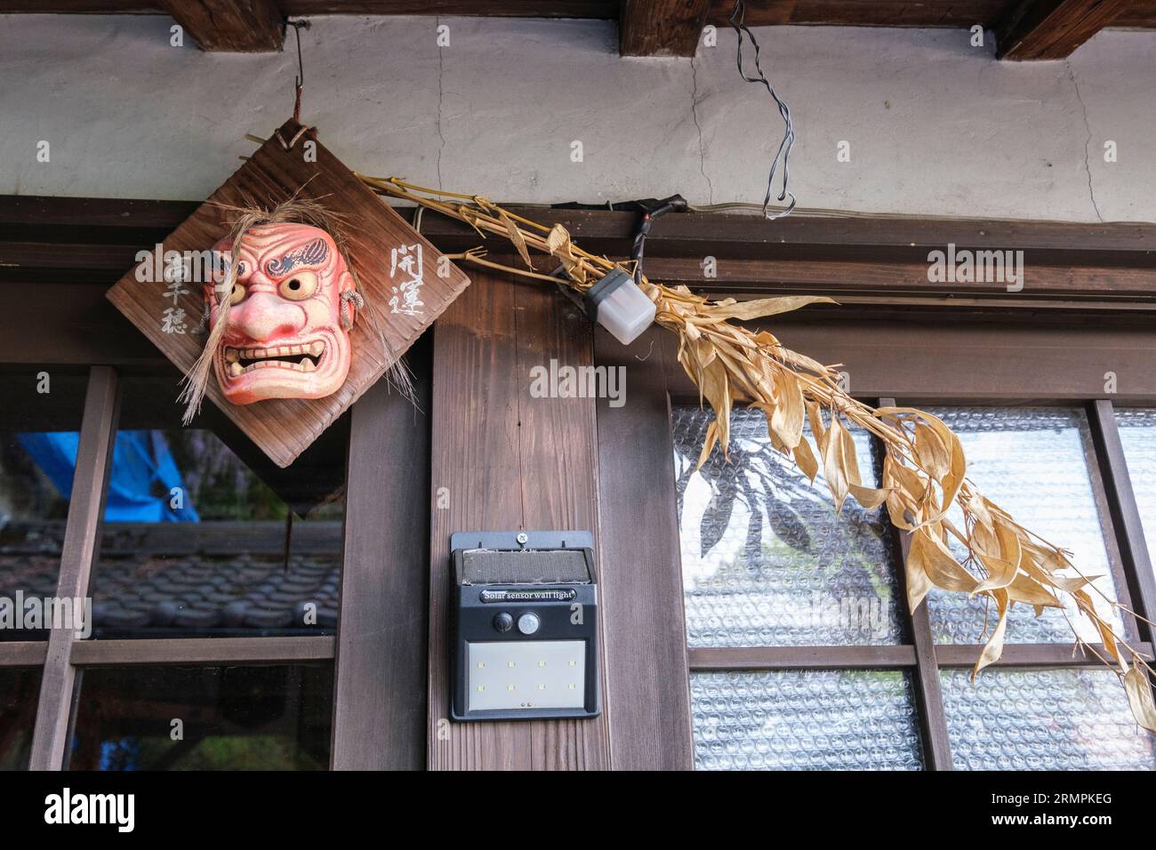Japan, Kyushu, Taketa. Maskiere dich über der Tür, um dich vor Dämonen zu schützen. Stockfoto