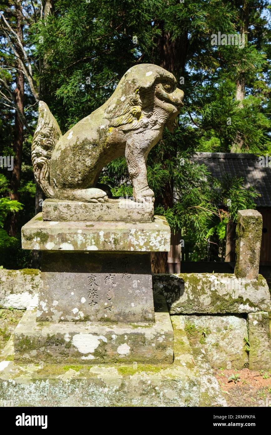 Japan, Kyushu. Löwenhund-Wächter im Ninomiya Hachiman Shinto-Schrein. Mund geschlossen, was den letzten Ton anzeigt, der beim Tod gemacht wurde. Stockfoto