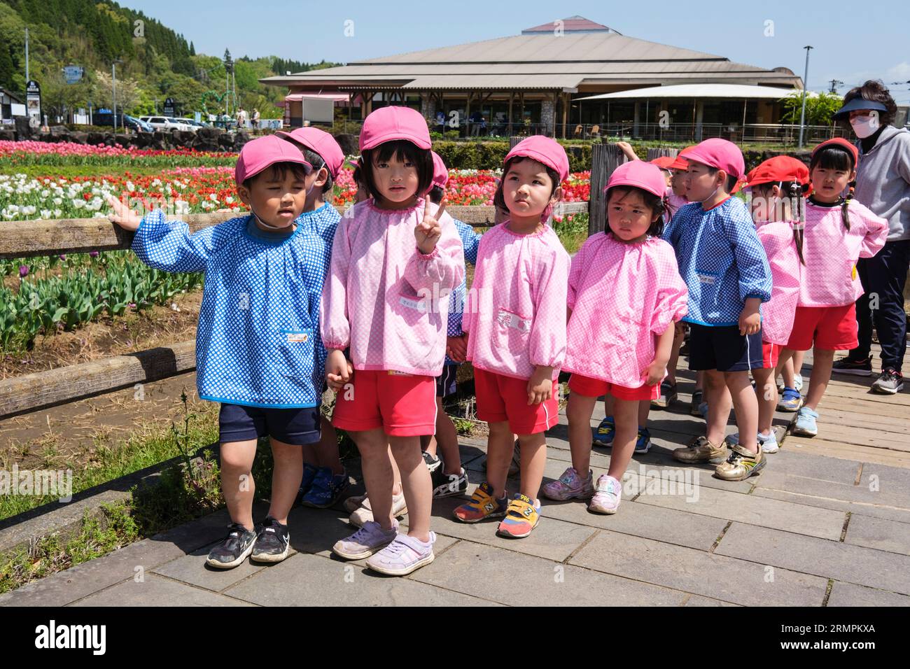Japan, Kyushu. Schulkinder am Harajiri-Wasserfall. Präfektur Oita. Stockfoto