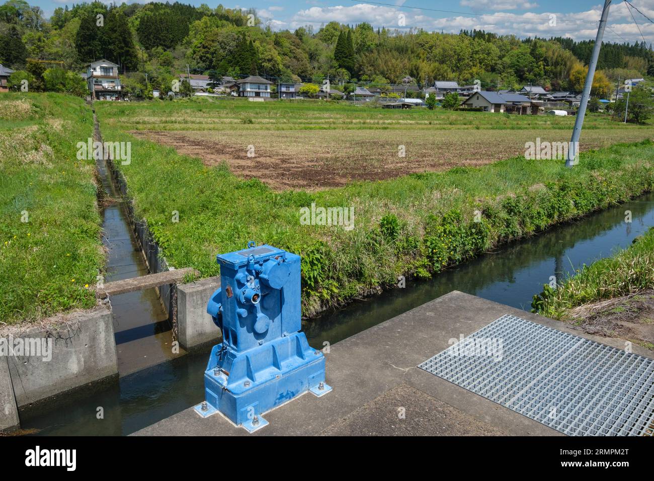 Japan, Kyushu, Bezirk Bungo Ono. Bewässerte landwirtschaftliche Felder und Häuser. Präfektur Oita. Stockfoto