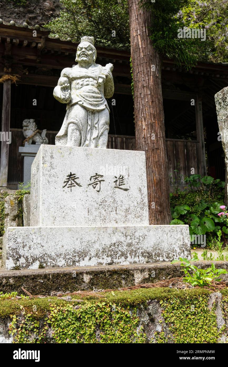 Japan, Kyushu. NIO Guardian im buddhistischen Tempel Tennen-JI und Shinto-Schrein. Stockfoto