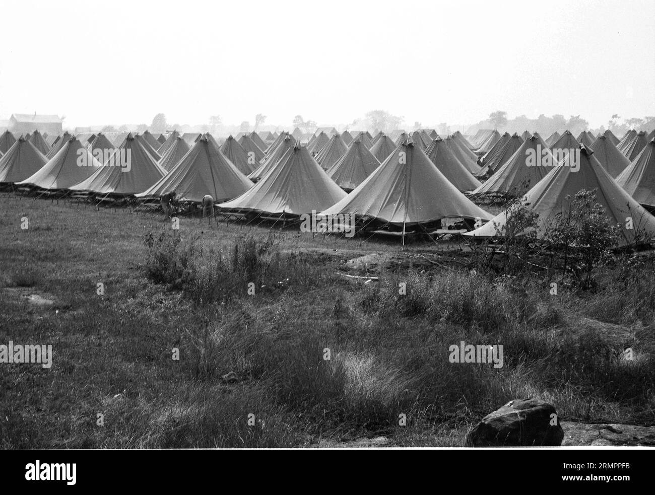 Zelte in einem Armeelager. Mitglieder der 114. Infanteriedivision der US-Armee trainieren im Zweiten Weltkrieg gegen Deutschland in Europa. Stockfoto