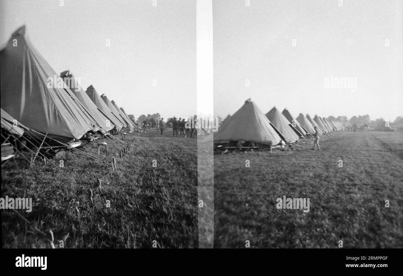Zeltlinien im Lager. Mitglieder der 114. Infanteriedivision der US-Armee trainieren im Zweiten Weltkrieg gegen Deutschland in Europa. Stockfoto