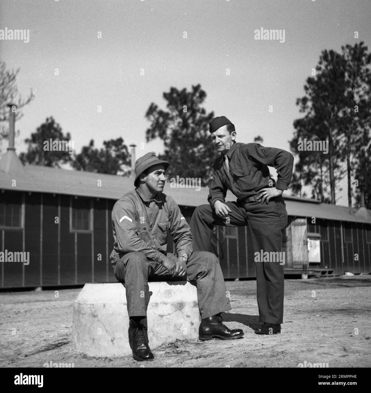 Solider posieren für ein Foto. Mitglieder der 114. Infanteriedivision der US-Armee trainieren im Zweiten Weltkrieg gegen Deutschland in Europa. Stockfoto