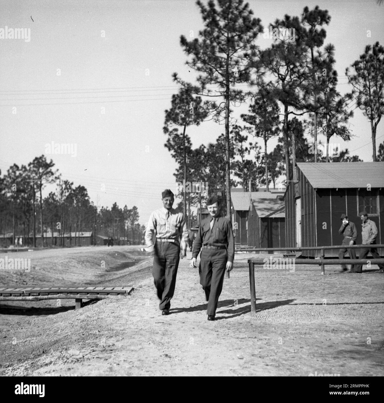 Soldaten, die im Lager spazieren. Mitglieder der 114. Infanteriedivision der US-Armee trainieren im Zweiten Weltkrieg gegen Deutschland in Europa. Stockfoto