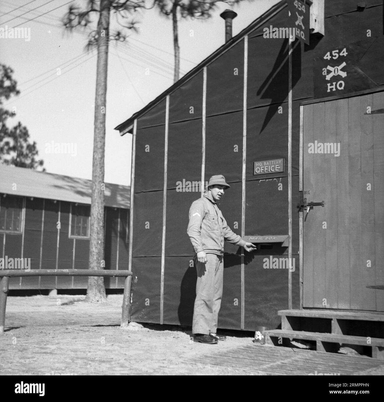 Soldat, der einen Brief in die Post steckt. Mitglieder der 114. Infanteriedivision der US-Armee trainieren im Zweiten Weltkrieg gegen Deutschland in Europa. Stockfoto
