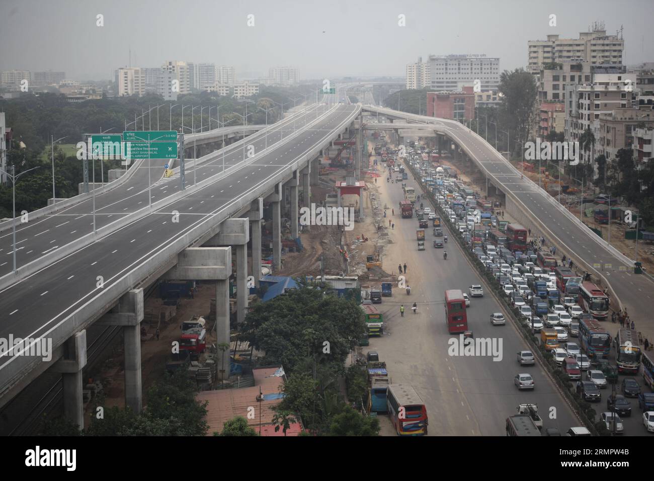 Dhaka Bangladesh.september 2,2023.Elevated Expressway in der Entwicklung: Eine Vogelperspektive auf die Unterbaurampen des Dhaka Elevated Expressway at Stockfoto