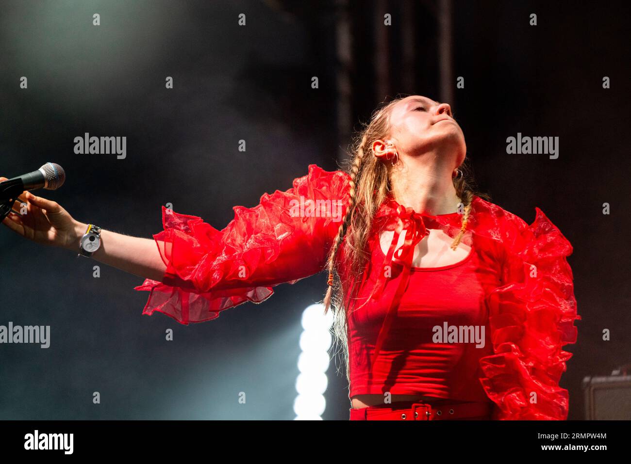 Anna B Savage spielt die Far Out Stage beim Green man Festival in Wales, Großbritannien, August 2023. Foto: Rob Watkins Stockfoto