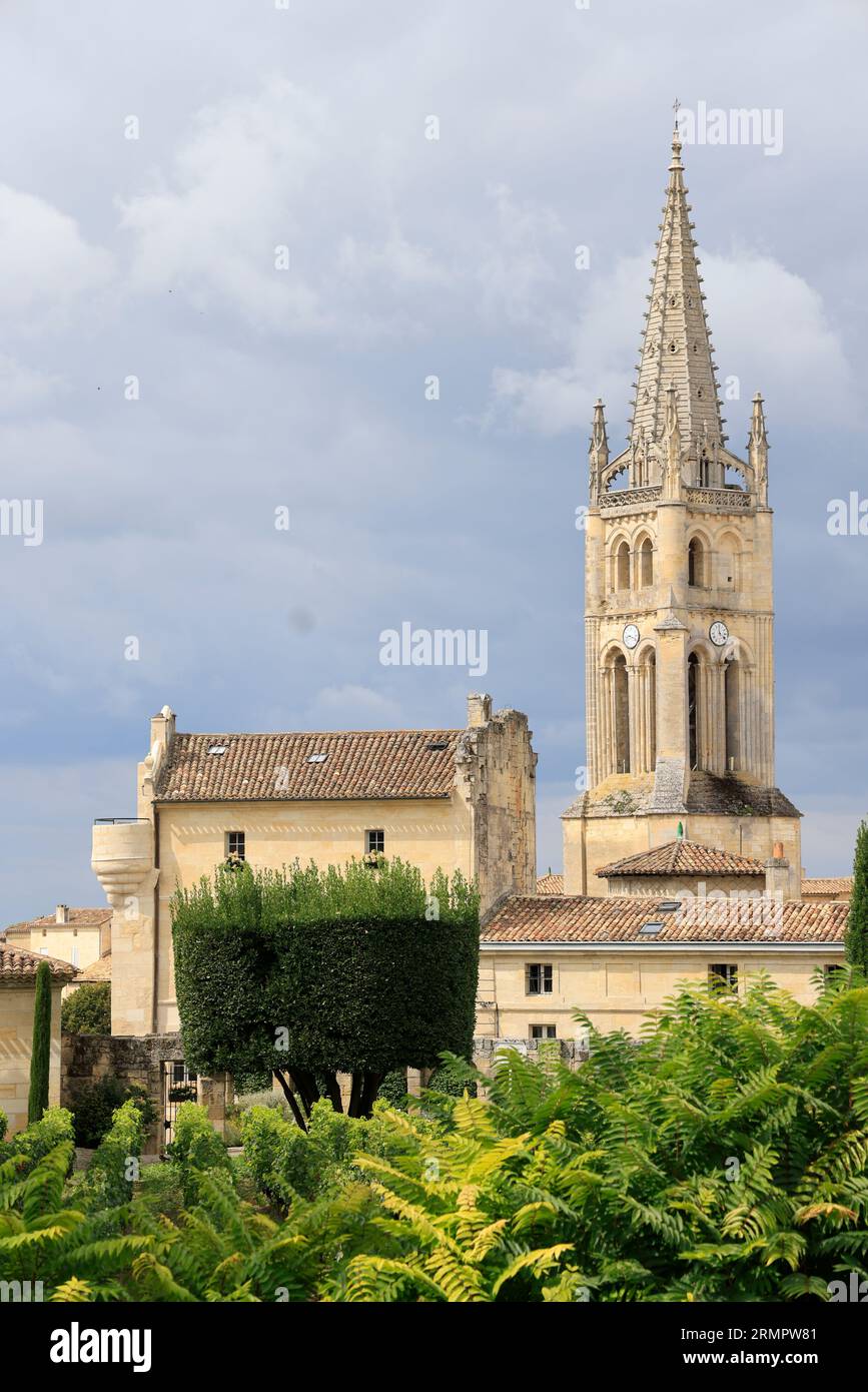 Die internationale Zusammenarbeit zwischen Saint-Emilion und Son vignoble. Le Village de Saint-Emilion EST classé parmi les plus Beaux Villages de France. Tour Stockfoto