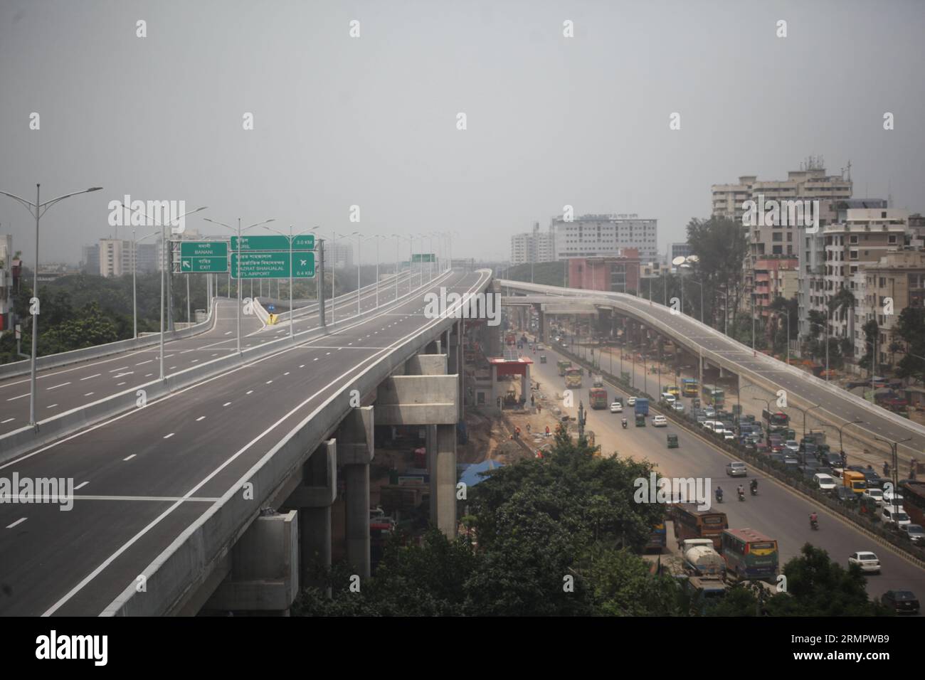 Dhaka Bangladesh.september 2,2023.Elevated Expressway in der Entwicklung: Eine Vogelperspektive auf die Unterbaurampen des Dhaka Elevated Expressway at Stockfoto