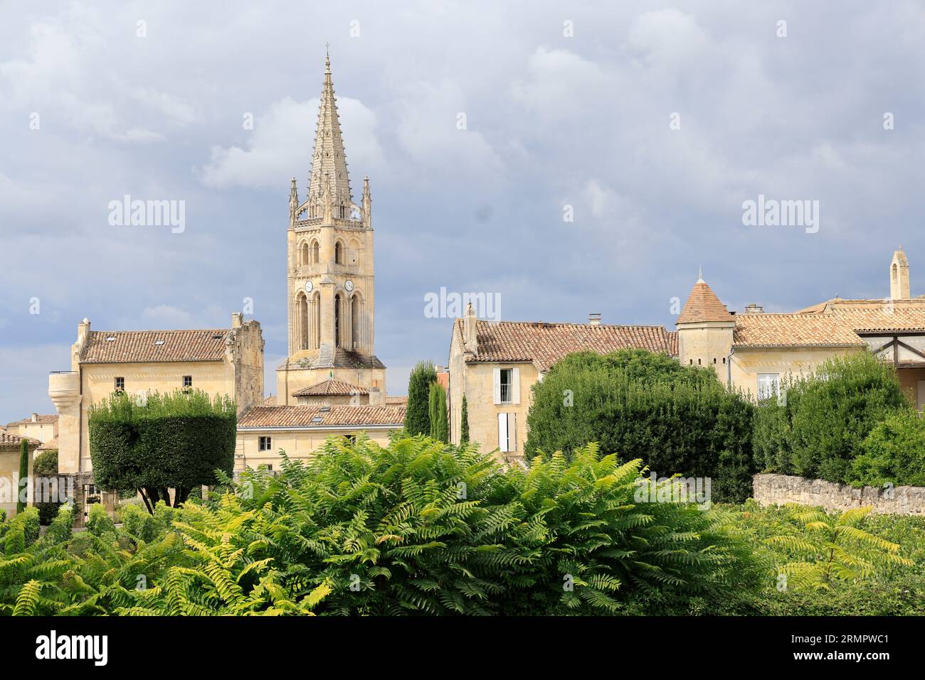 Die internationale Zusammenarbeit zwischen Saint-Emilion und Son vignoble. Le Village de Saint-Emilion EST classé parmi les plus Beaux Villages de France. Tour Stockfoto