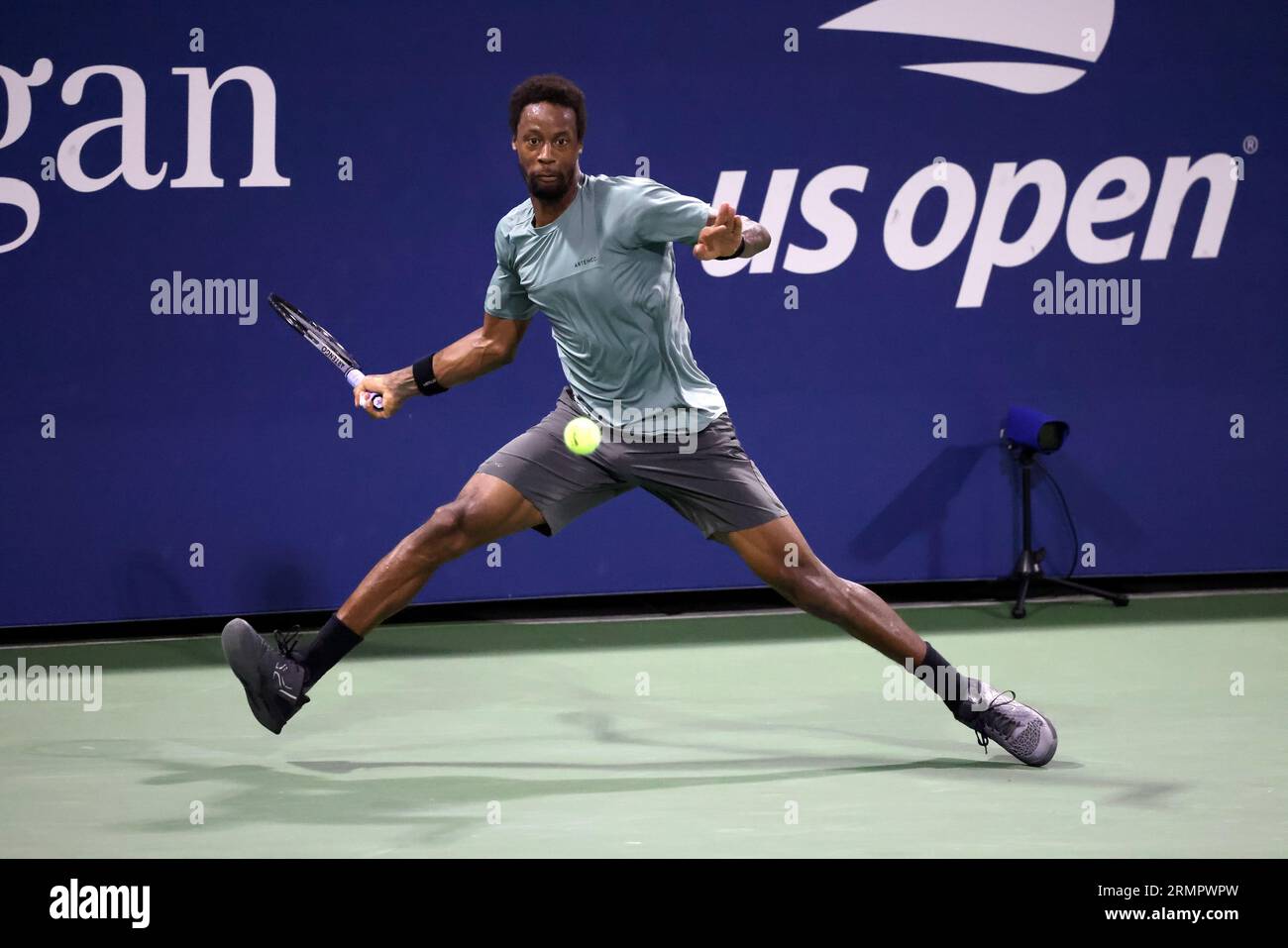 Flushing Meadows, New York, USA. 29. August 2023. Gael Monfils aus Frankreich im Kampf gegen Taro Daniel aus Japan während der ersten Runde bei den US Open in New York City. Quelle: Adam Stoltman/Alamy Live News Stockfoto