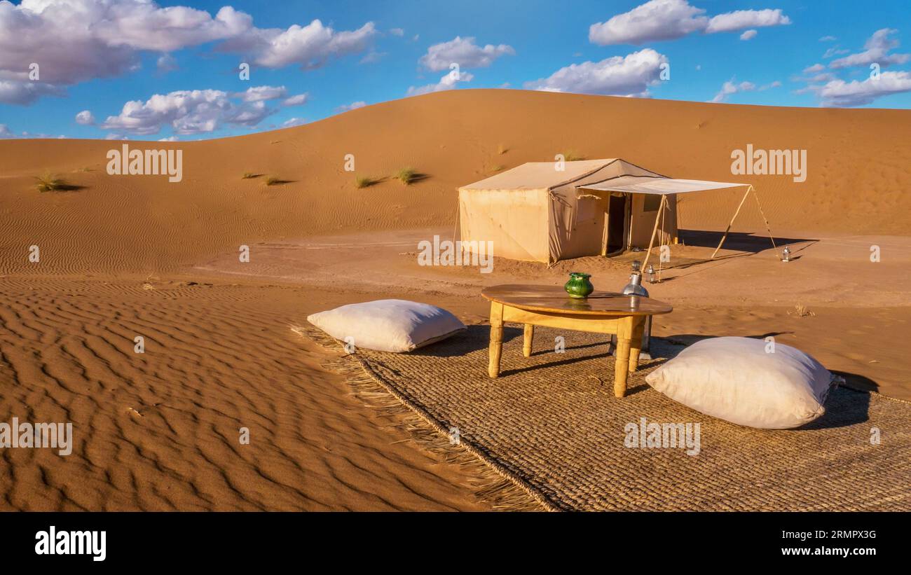 Ein Reise-Abenteuer in einem privaten Luxuslager inmitten der Dünen der Sahara in Erg Chigaga, Marokko. Stockfoto