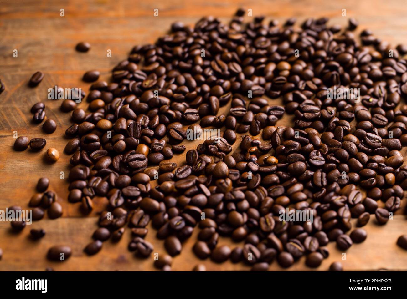 Gemahlenes Kaffeepulver mit Bio-Kaffeebohnen auf dem alten Holztisch Stockfoto