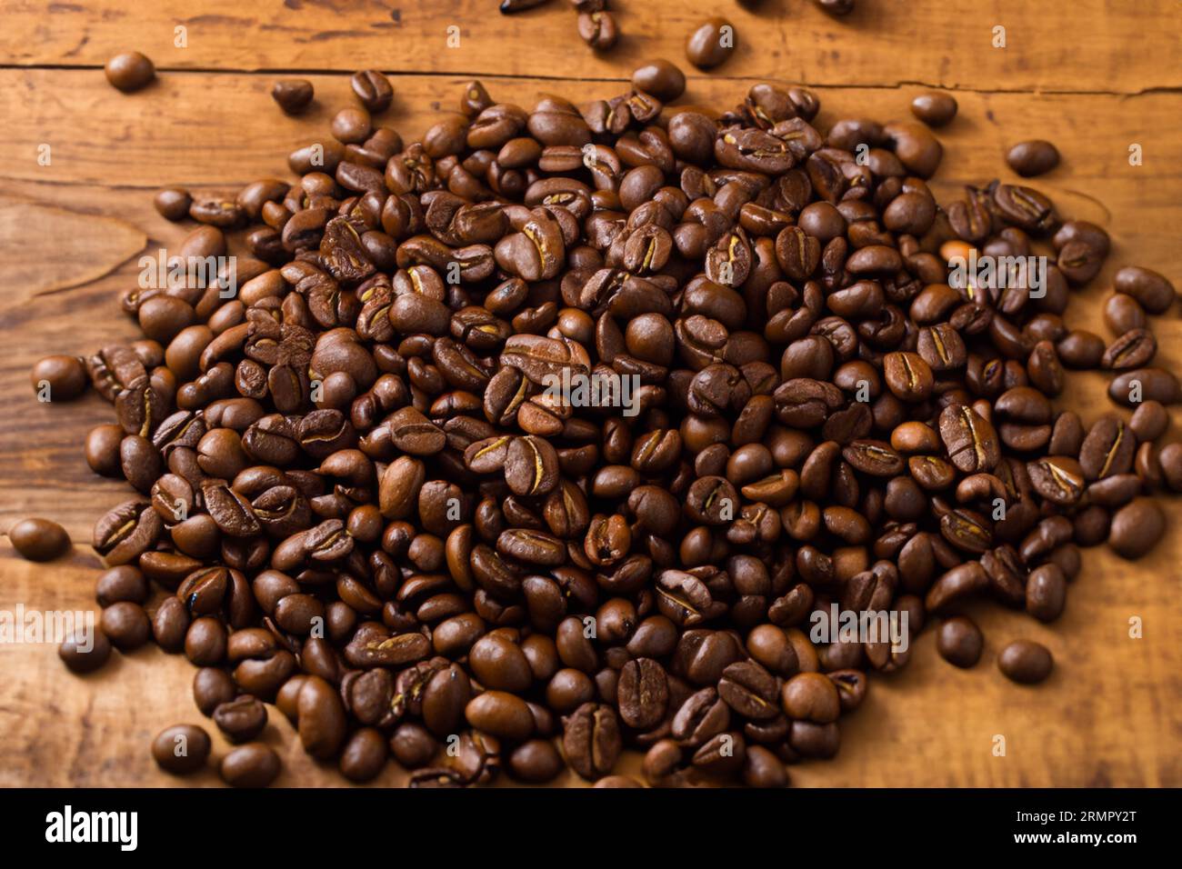 Gemahlenes Kaffeepulver mit Bio-Kaffeebohnen auf dem alten Holztisch Stockfoto