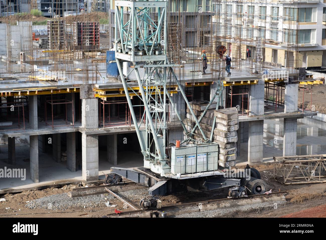 22.08.2023, Barnaul, Russland. Bauarbeiter arbeiten auf großen Baustellen, und es gibt viele Kräne, die im Bereich des Neubaus arbeiten. Stockfoto