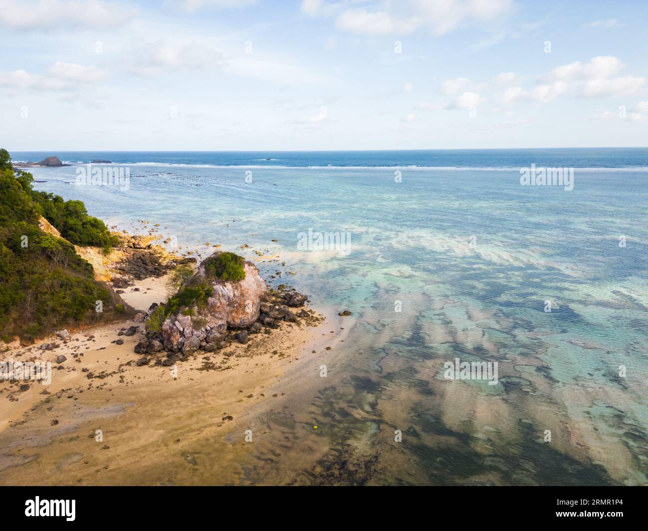 Lombok, Indonesien, Strand Ozeandrohnen Landschaft aus der Vogelperspektive in Kuta Mandalika Beach Gegend. Lombok ist eine Insel in der indonesischen Provinz West Nusa Tenggara. Stockfoto