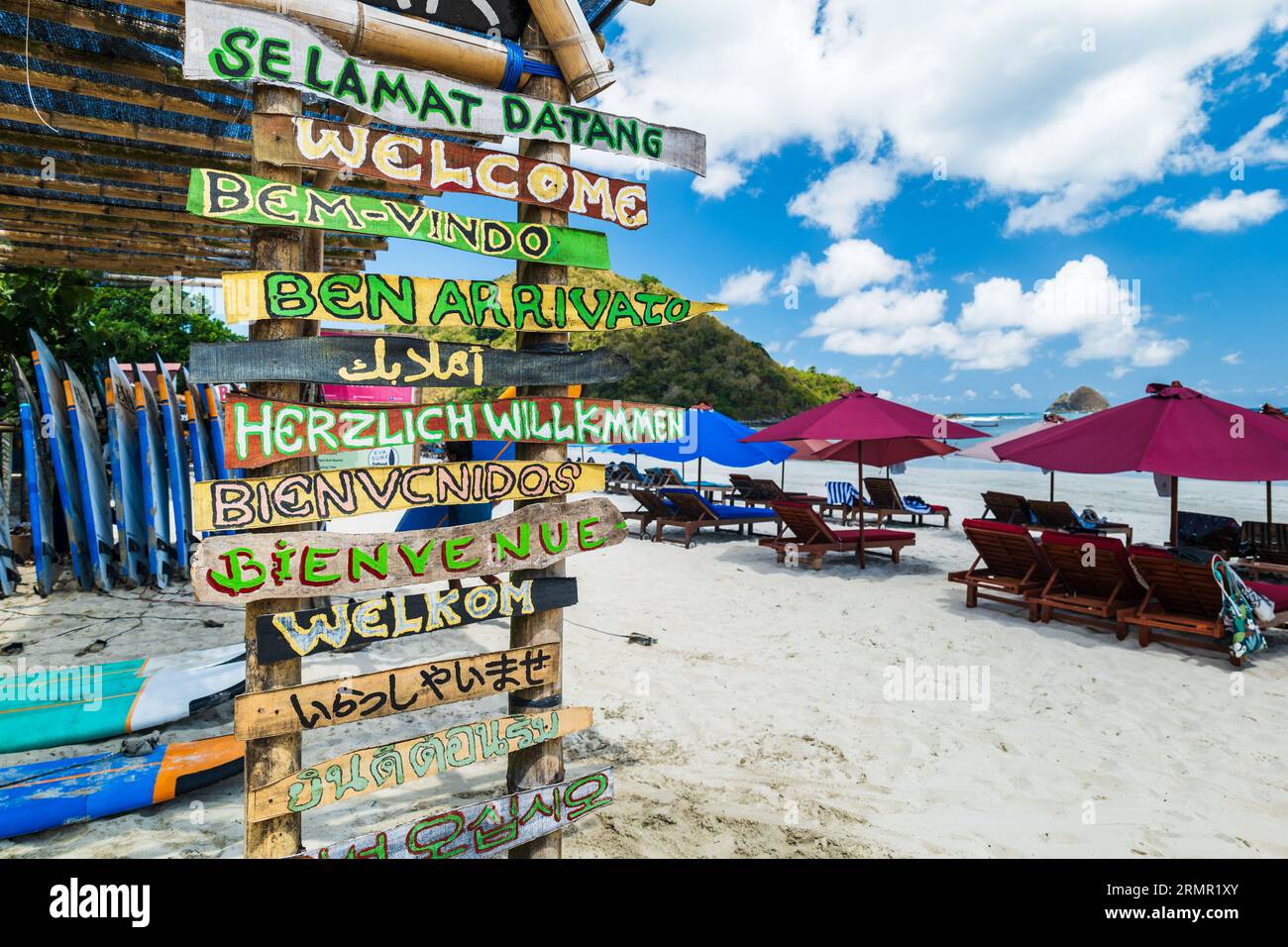 Strandhütte für Surfer mit Willkommensschild in vielen Sprachen. Strandhausschilder für Besucher im tropischen Strandresort Stockfoto