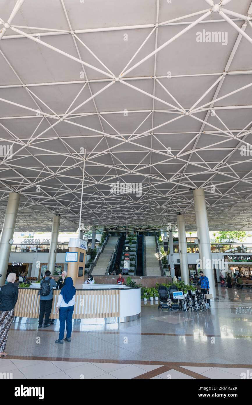 Surabaya, Indonesien - 07.19.2023: Juanda International Airport in Surabaya, Indonesien. Es ist der drittgrößte Flughafen in Indonesien. Stockfoto