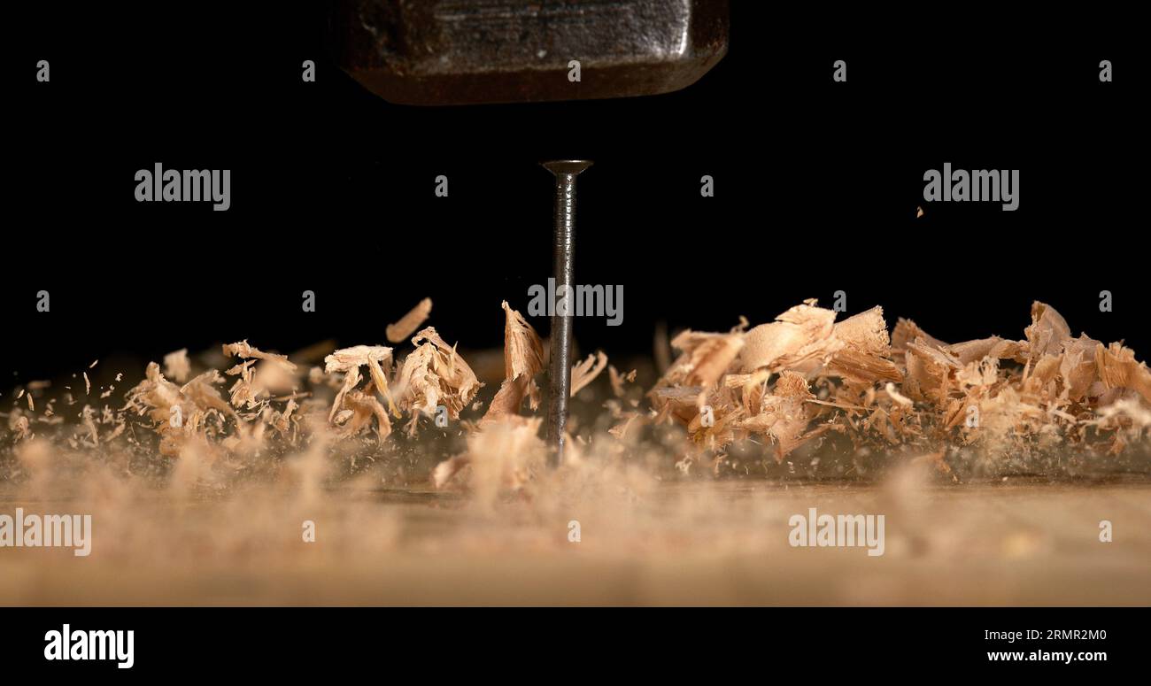 Holzspäne auf einem Holzbrett drehen, Chips machen Stockfoto