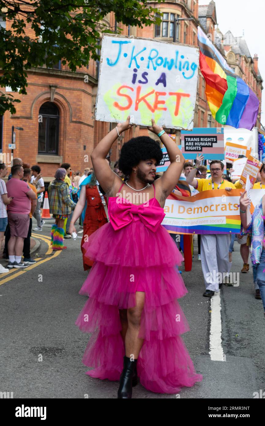 Manchester Pride Parade 2023. Mann mit Bart in Kleid mit Schild JK Rowling ist ein SKET. Das Thema Ist Sehr Beliebt. Stockfoto