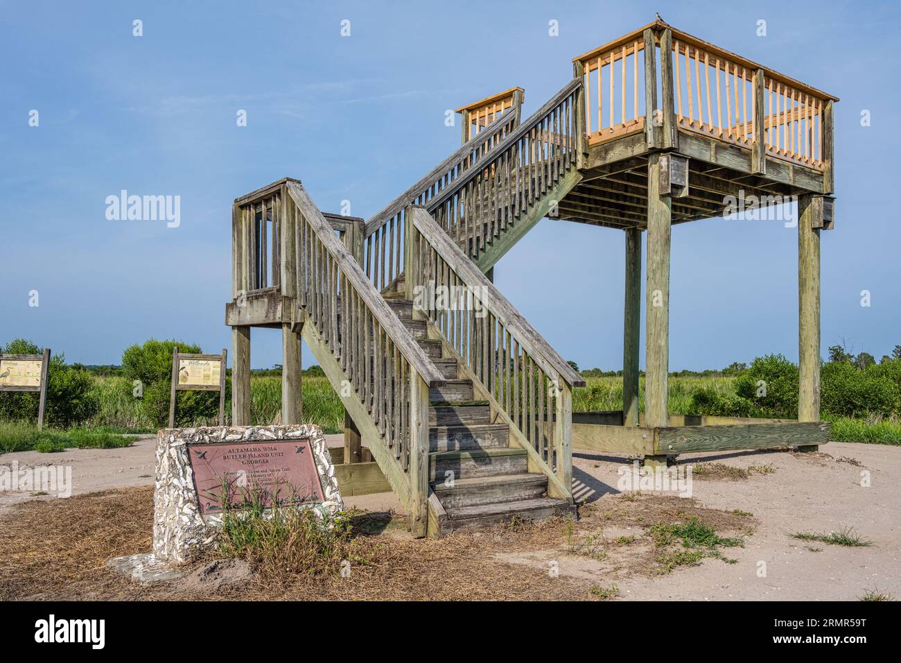 Aussichtsturm über dem Sumpfgebiet der Butler Island Unit im Altamaha Wildlife Management Area südlich von Darien, Georgia. (USA) Stockfoto