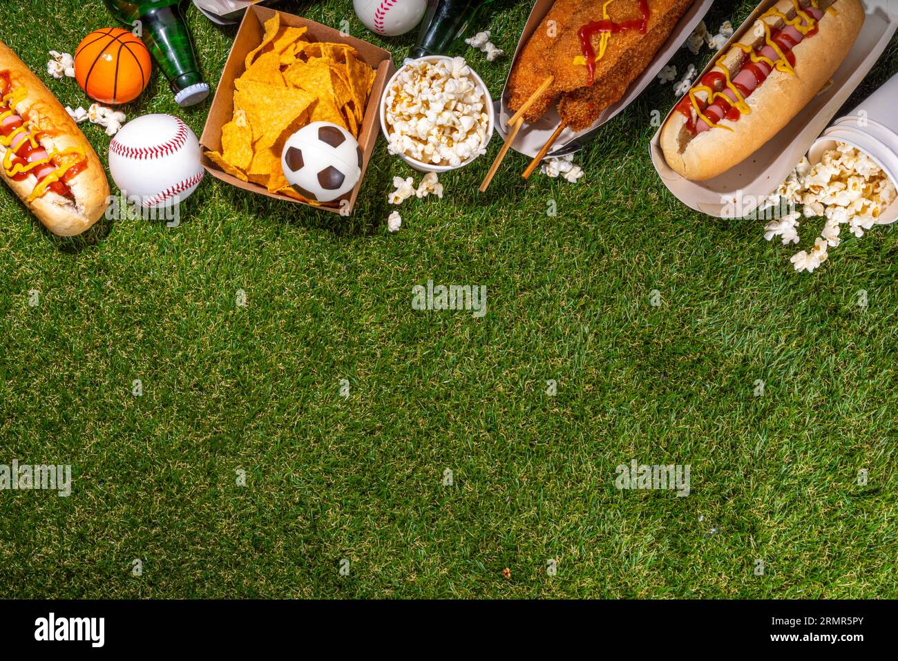 Traditionelles Sportstadionessen und Bierhintergrund, verschiedene Baseball-, Basketball-, Fußball-Fans und Stadion-Snacks, Chips, Saucen, Hot Dogs wi Stockfoto