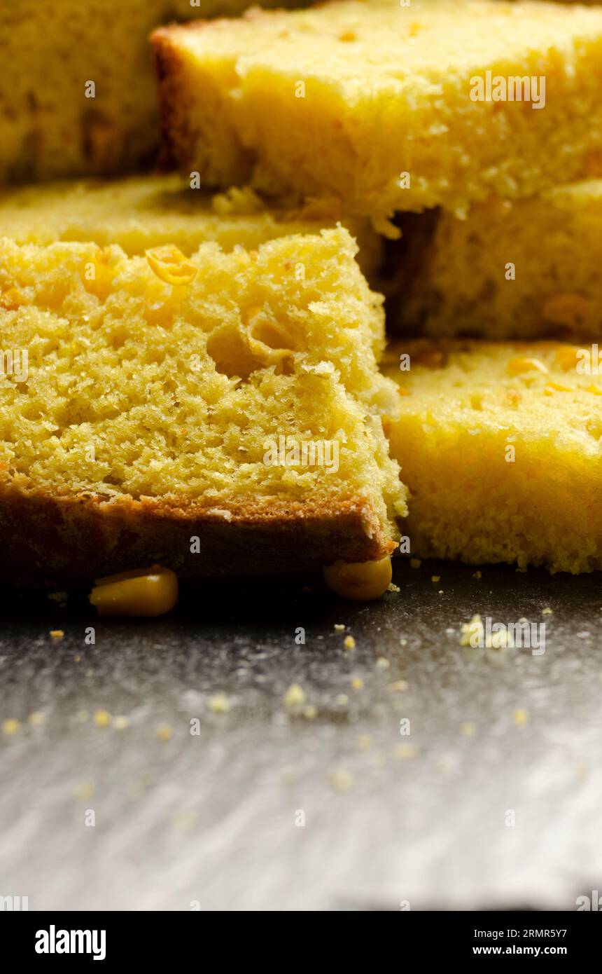 Selbstgemachte Maisbrotscheiben auf Küchentisch gezoomtes Bild Stockfoto