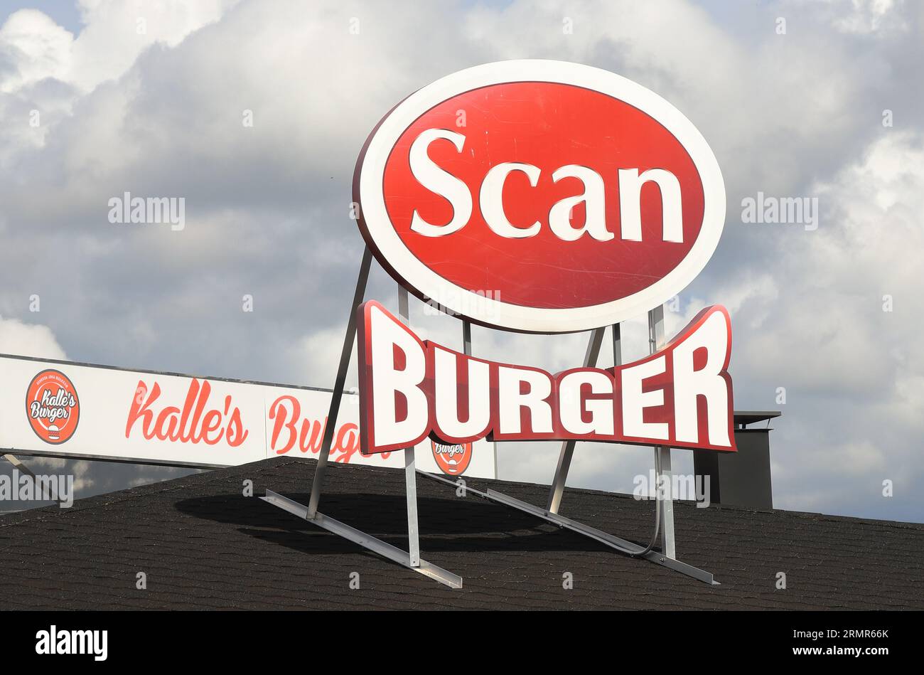 Kemi, Finnland - 23. August 2023: Das Logo des Kalles Burger, einem Hamburger-Fast-Food-Restaurant der Scanburger-Reihe. Stockfoto