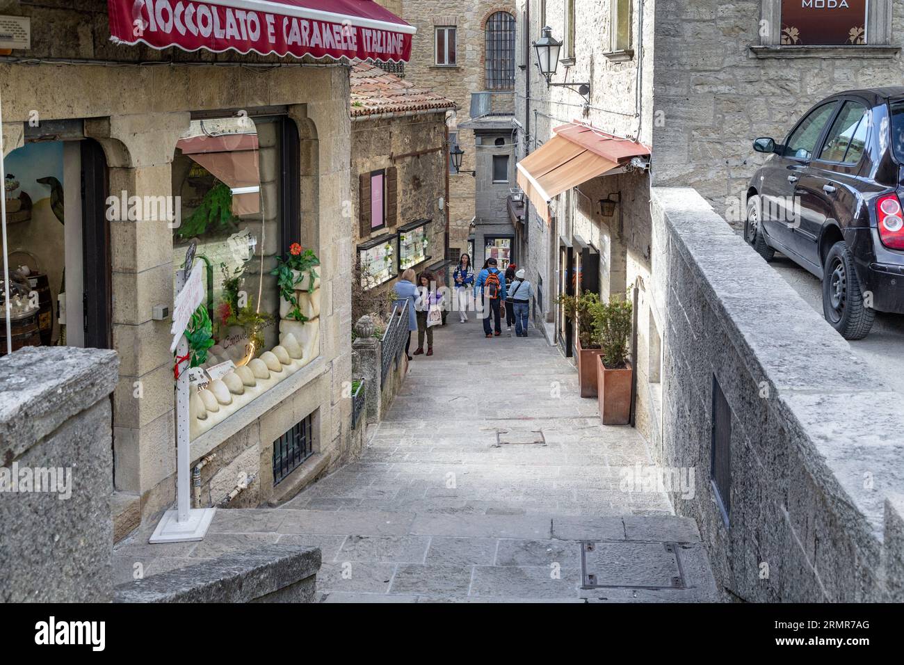 SAN MARINO, SAN MARINO - 11. MÄRZ 2023: Dies ist eine der Treppen der Altstadt mit kleinen Cafés und Geschäften. Stockfoto