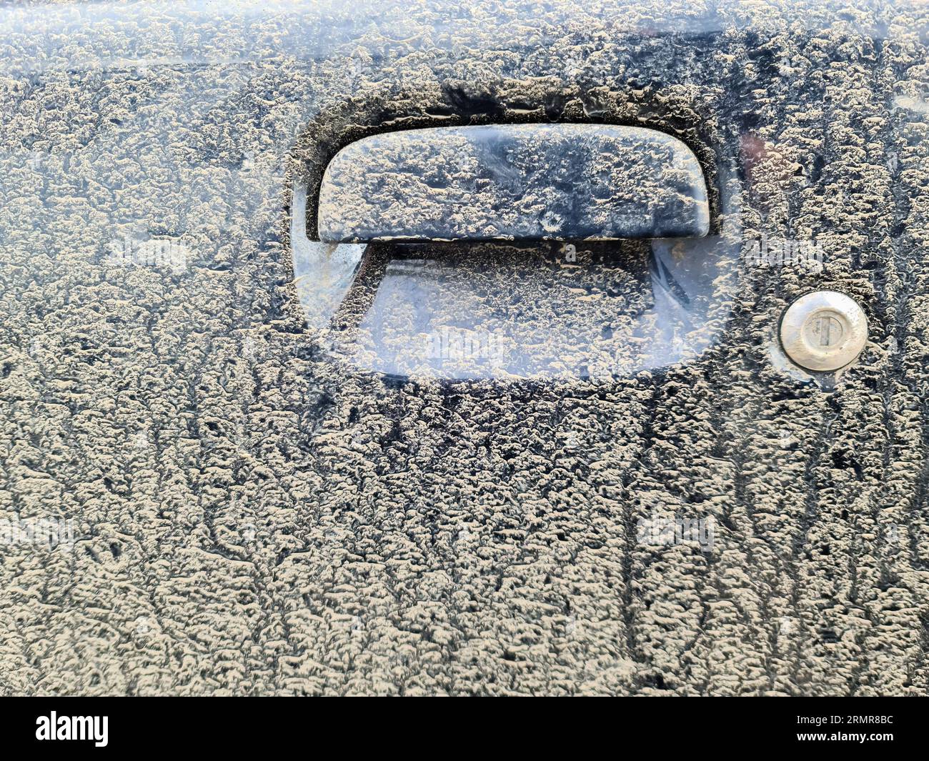 Ein sehr schmutziger Autogriff an Einer schwarzen Autotür Stockfoto