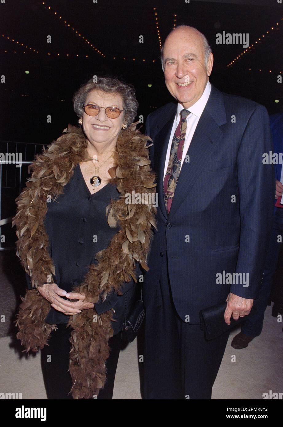 LOS ANGELES, CA. 31. März 1997: Regisseur Carl reiner & Ehefrau bei der Premiere von ÒThat Old FeelingÓ in Century City. Bild: Paul Smith / Featureflash Stockfoto