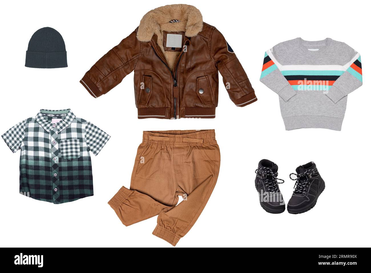Collage aus Herbstkleidung für kleine Jungen isoliert. Denim-Hosen oder -Hosen, Stiefel, Sneaker, Lederjacke, Hemden und eine Kappe für Jungen. Kinder Stockfoto