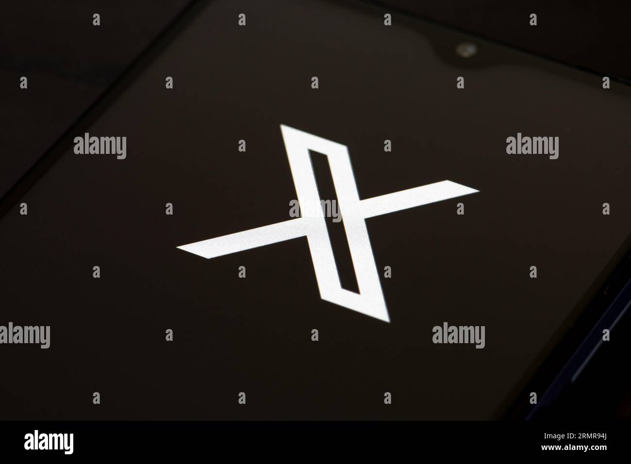 Twitter oder X Initial Logo und App auf einem Smartphone auf schwarzem Hintergrund. Online-Social-Media- und Social-Networking-Service von Elon Musk Stockfoto