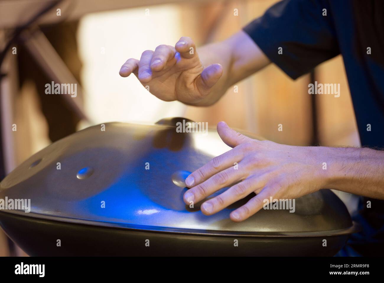 Mann, Der Hang Spielt Stockfoto