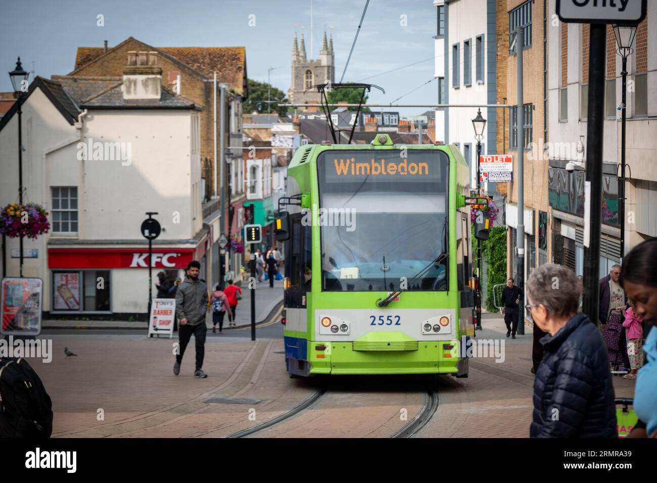 CROYDON, LONDON - 29. AUGUST 2023: Tramlink Tram an der Church Street im Stadtzentrum von Croydon Stockfoto