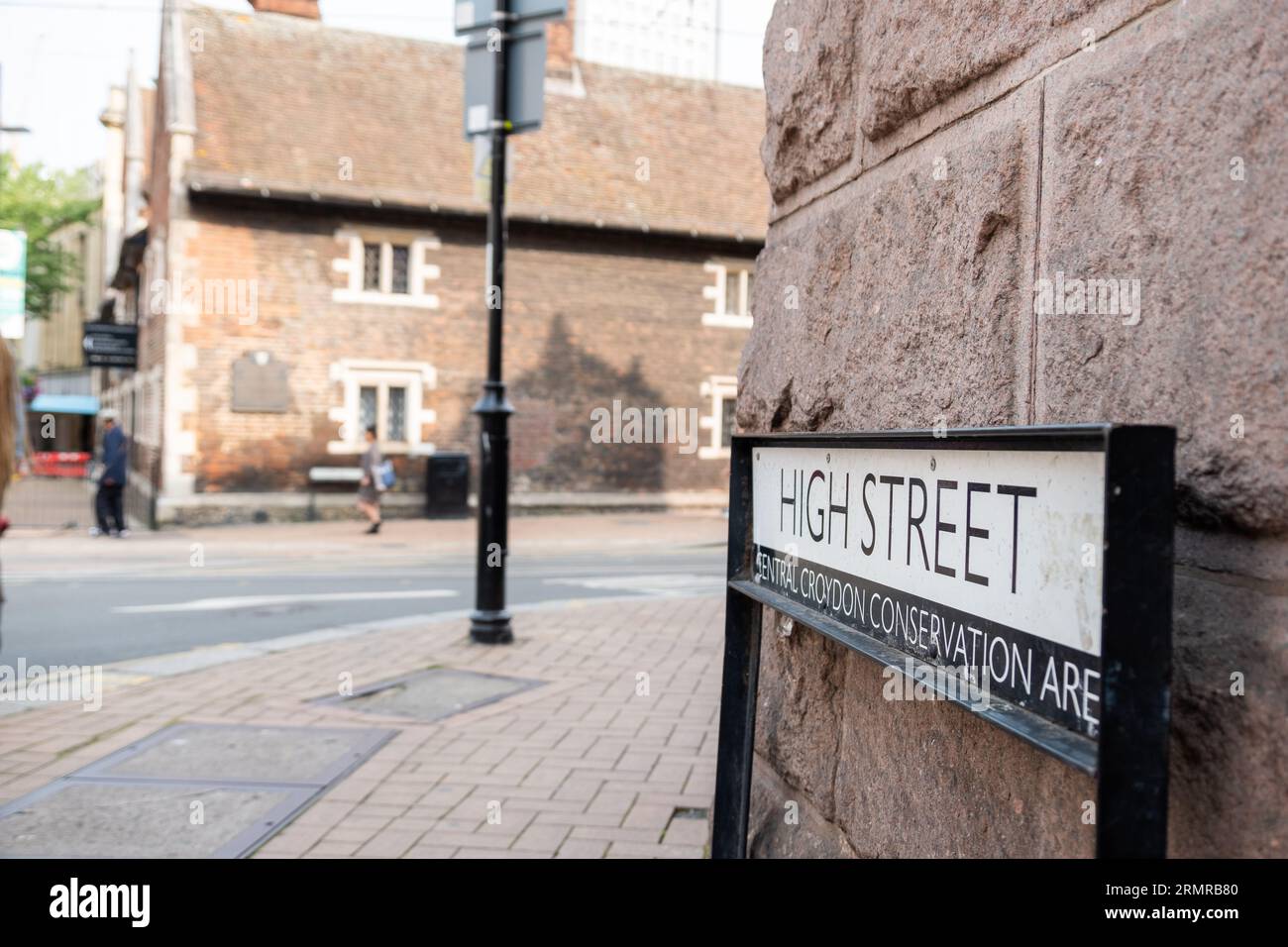 CROYDON, LONDON - 29. AUGUST 2023: Straßenschild der High Street im Central Croydon Conservation Area Stockfoto