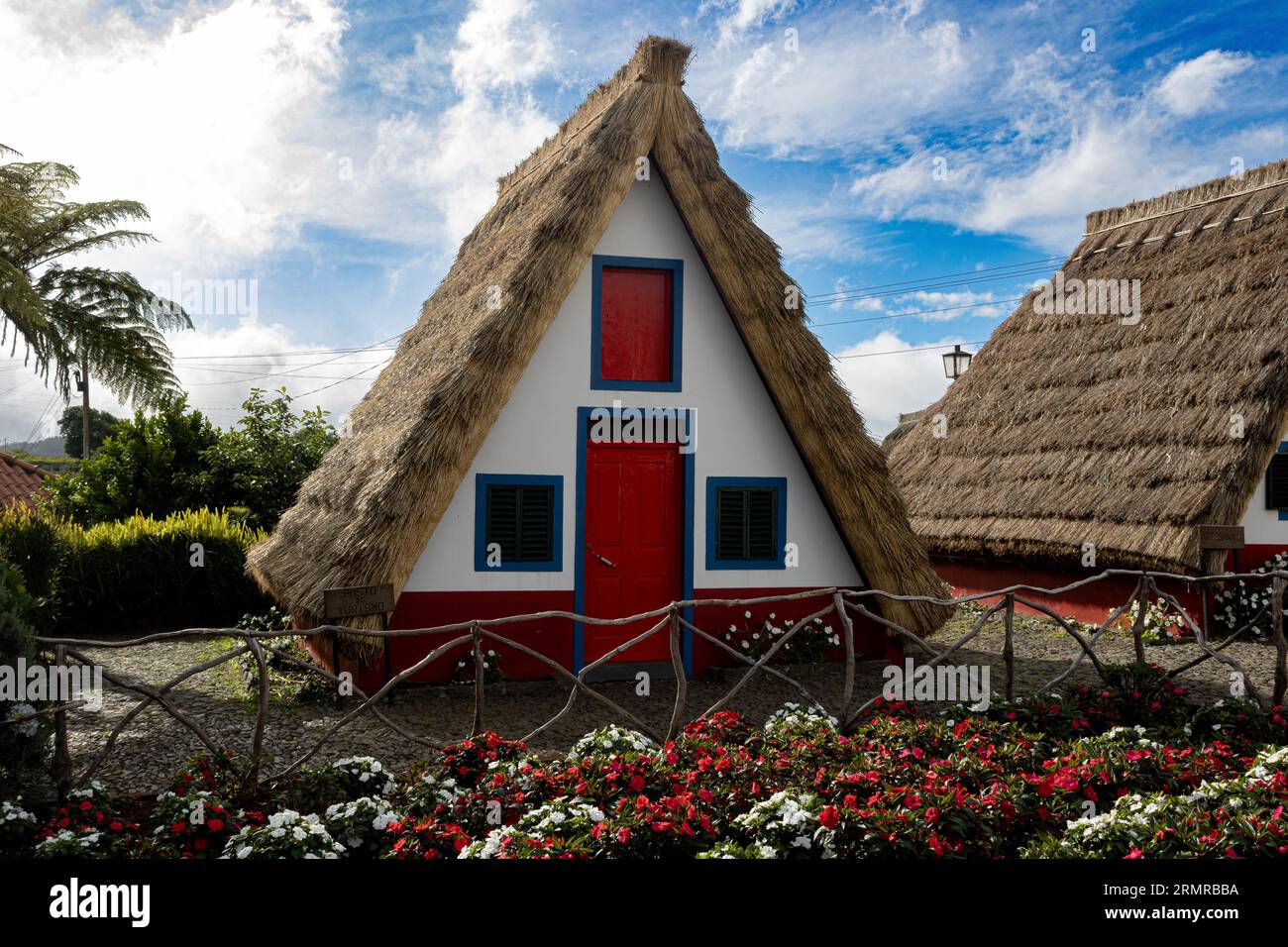 Ein typisches Casinha Madeiras in Santana, nördlich von Madeira Island, Portugal. Wird wie ein Touristeninformationsbüro benutzt Stockfoto